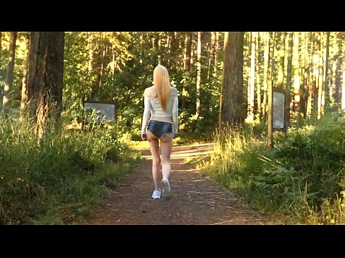 ❤️ Schöne Frau bewegt sich langsam, nicht nackt Video ❤ Porno fb bei uns ❤